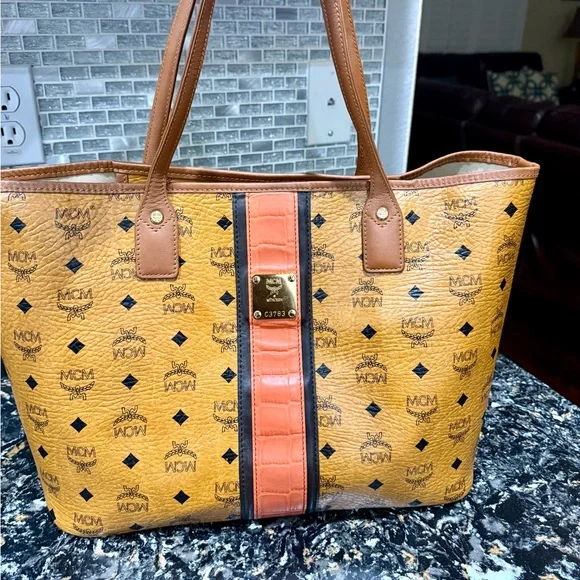 MCM Visetos Liz
Shopper Tote
Croc Embossed Limited edition - Picture 2 of 16